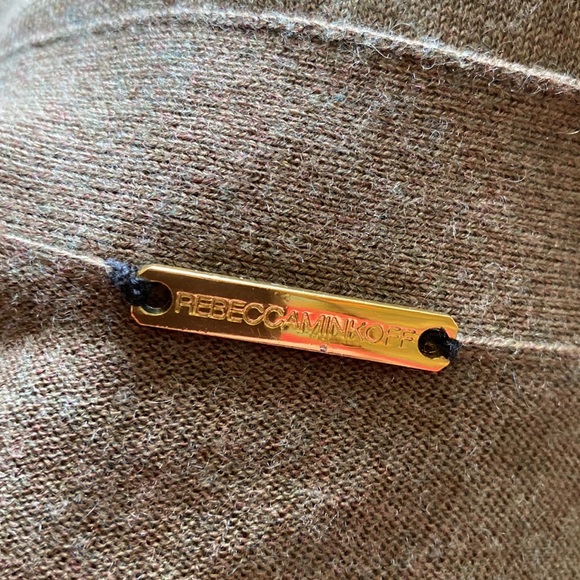 ❄️ 50% off winter Rebecca Minkoff army green V neck button cardigan sweater M - Picture 6 of 8